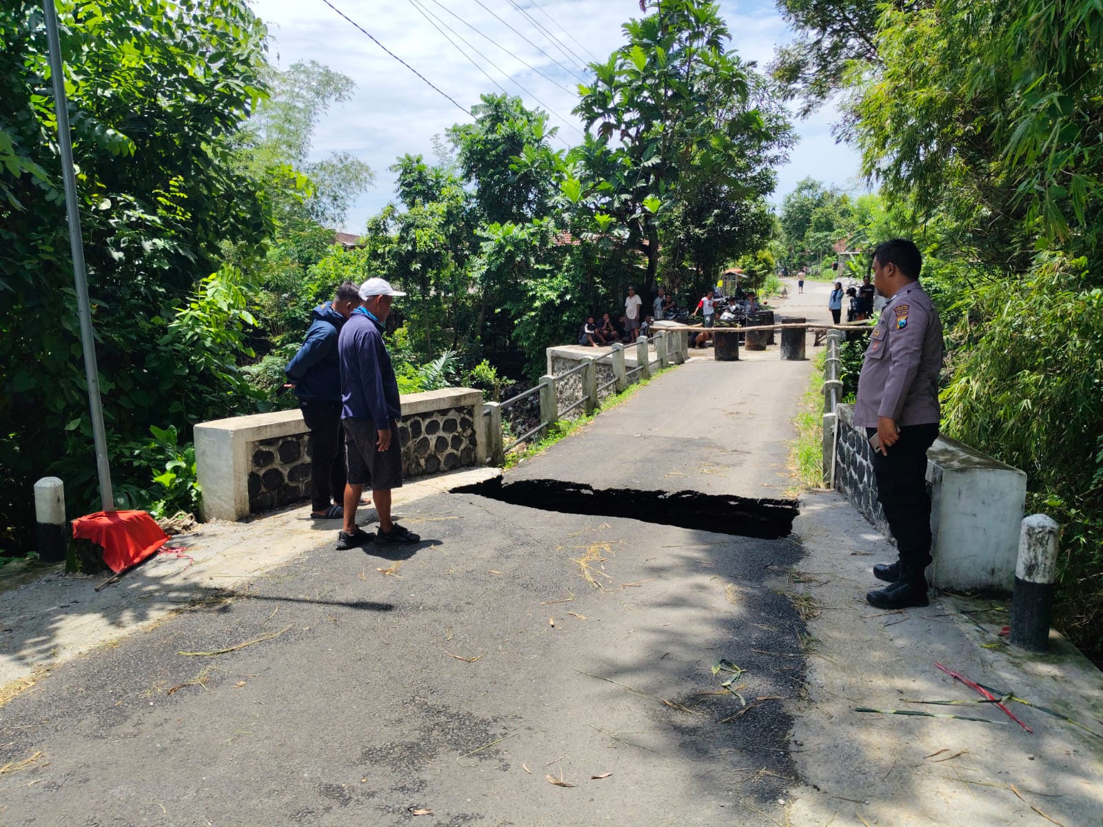 Kondisi jembatan di Desa Latsari, Mojowarno, Jombang yang bolong hingga membuat akses warga putus total