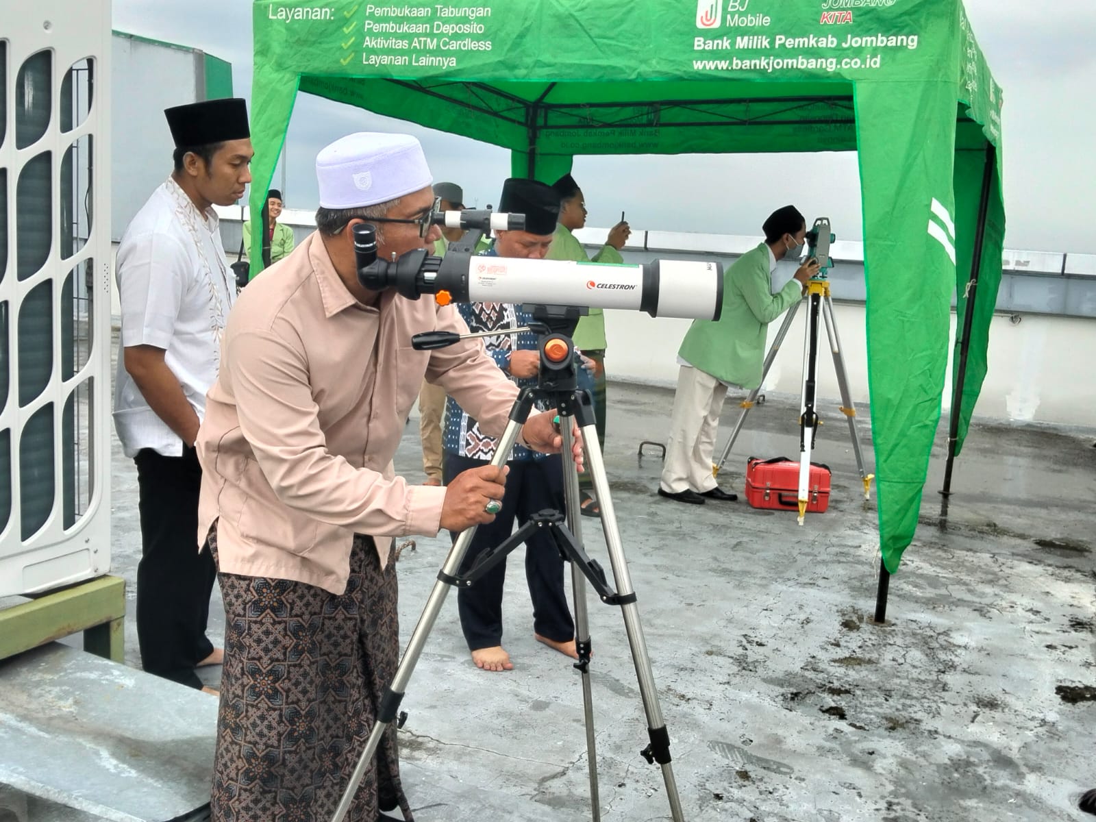 Kantor Kementerian Agama Kabupaten Jombang menggelar rukyatul hilal penentuan 1 Ramadan 1447 Hijriah di rooftop Bank Jombang, Selasa (17/2/2026) sore.