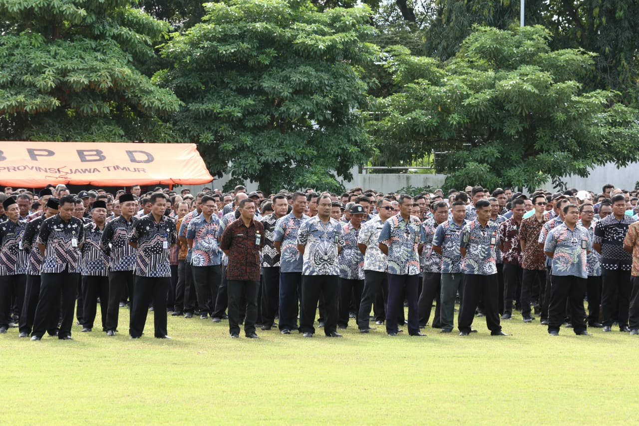   TERTIB: ASN di lingkup Pemkab Jombang mengikuti apel bersama di Lapangan Pemkab Jombang.  &nbsp;