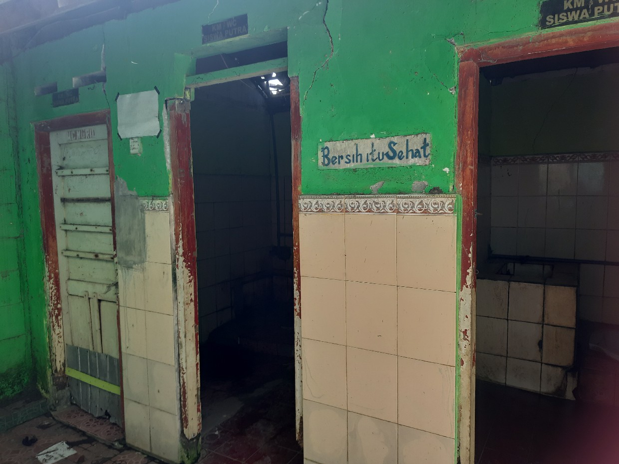 SEGERA DIREHAB: Kondisi toilet SDN Sepanyul Kecamatan Gudo, salah satu sekolah yang bakal direhab tahun ini, (30/1).  &nbsp;