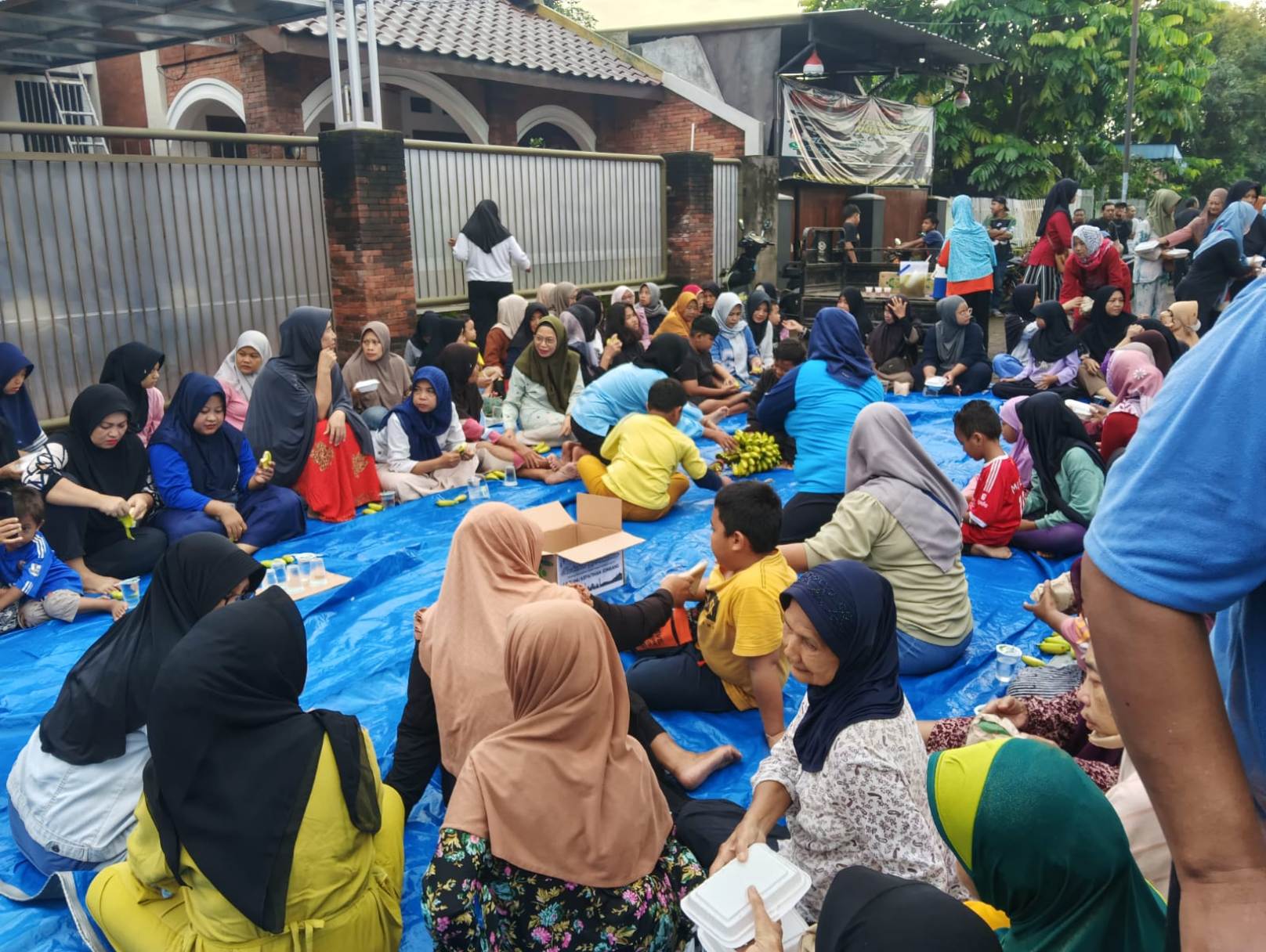 MERAKYAT: Kepala Desa Kepatihan Erwin Pribadi membaur bersama warga masyarakat Desa Kepatihan saat kegiatan sedekah desa, Minggu (15/2) pagi.