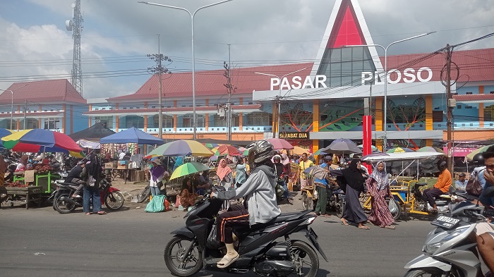 RAMAI: Kondisi Pasar Ploso yang ramai aktivitas jual beli.