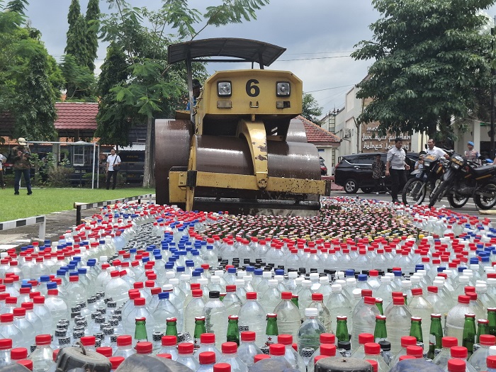 Sebanyak 7.310 botol minuman keras (miras) dimusnahkan jajaran Polres Jombang di Lapangan Mapolres Jombang, Rabu (18/2) pagi.