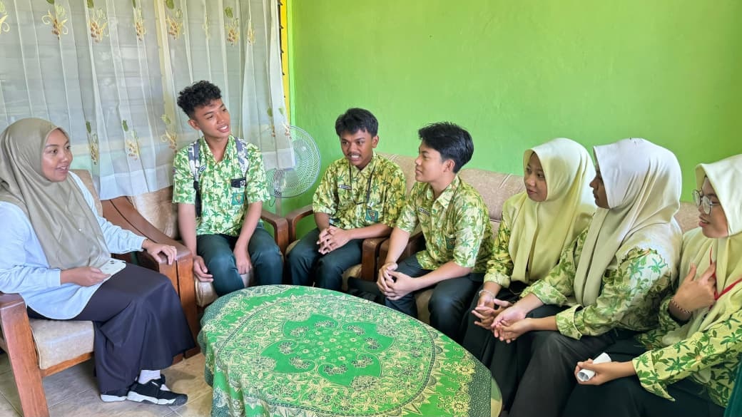 SEMANGAT: Siswa SMAN Ngoro konsultasi dengan guru BK..  &nbsp;