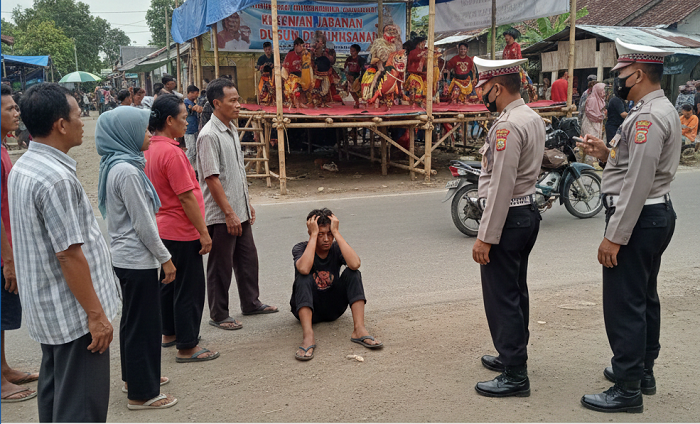 Seorang remaja kehilangan kendaraannya saat menonton kesenian jaranan di Dusun Dukuhsanan, Desa Dukuhmojo, Kecamatan Mojoagung, Selasa (17/2) sore.