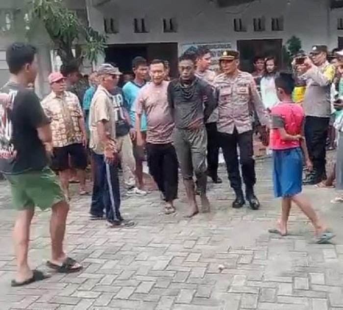 Maling motor yang kepergok warga di Kabuh Jombang saat digelandang polisi dari Balai Desa Karangpakis