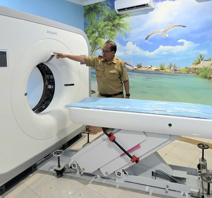   CANGGIH: Direktur RSUD Ploso, dr M Vidya Buana MH, menunjukkan CT Scan di ruang medis.  &nbsp;