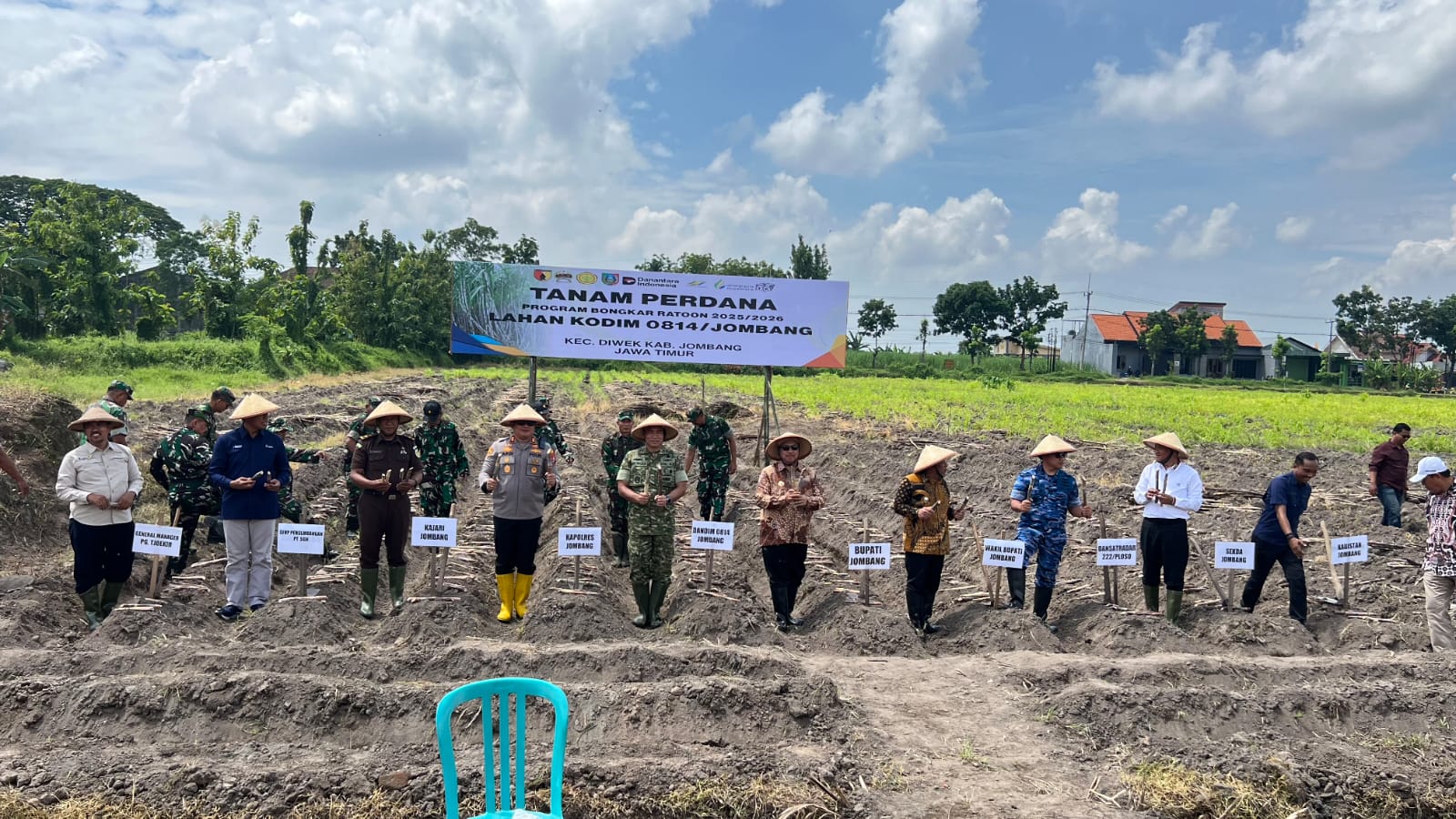   &nbsp;    SUKSES: Bupati Jombang Warsubi bersama Wabup Salmanudin Yazid beserta jajaran pejabat saat tanam perdana tebu program bongkar ratoon di Diwek 2
