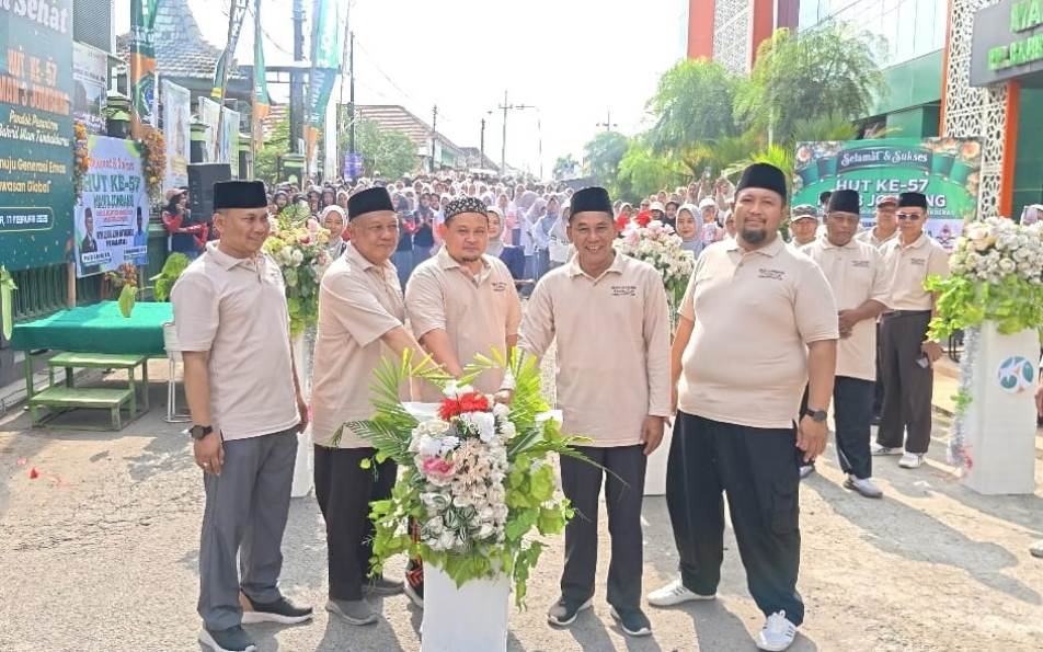 SEMARAK: yakni jalan sehat bagi seluruh warga madrasah. Rombongan diberangkatkan Ketua Umum PPBU, KH Abdurrozaq Sholeh.