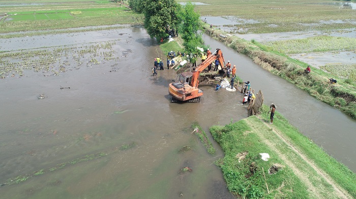 CEGAH BANJIR: Upaya Bidang Sumber Daya Air Dinas PUPR Jombang melakukan pengerukan sungai untuk mencegah banjir