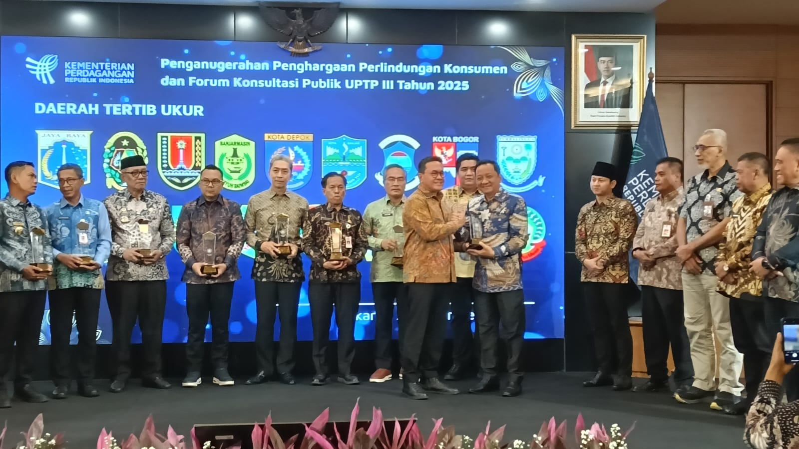 Pemkab Jombang melalui Disdagrin menerima pengarhaan. 