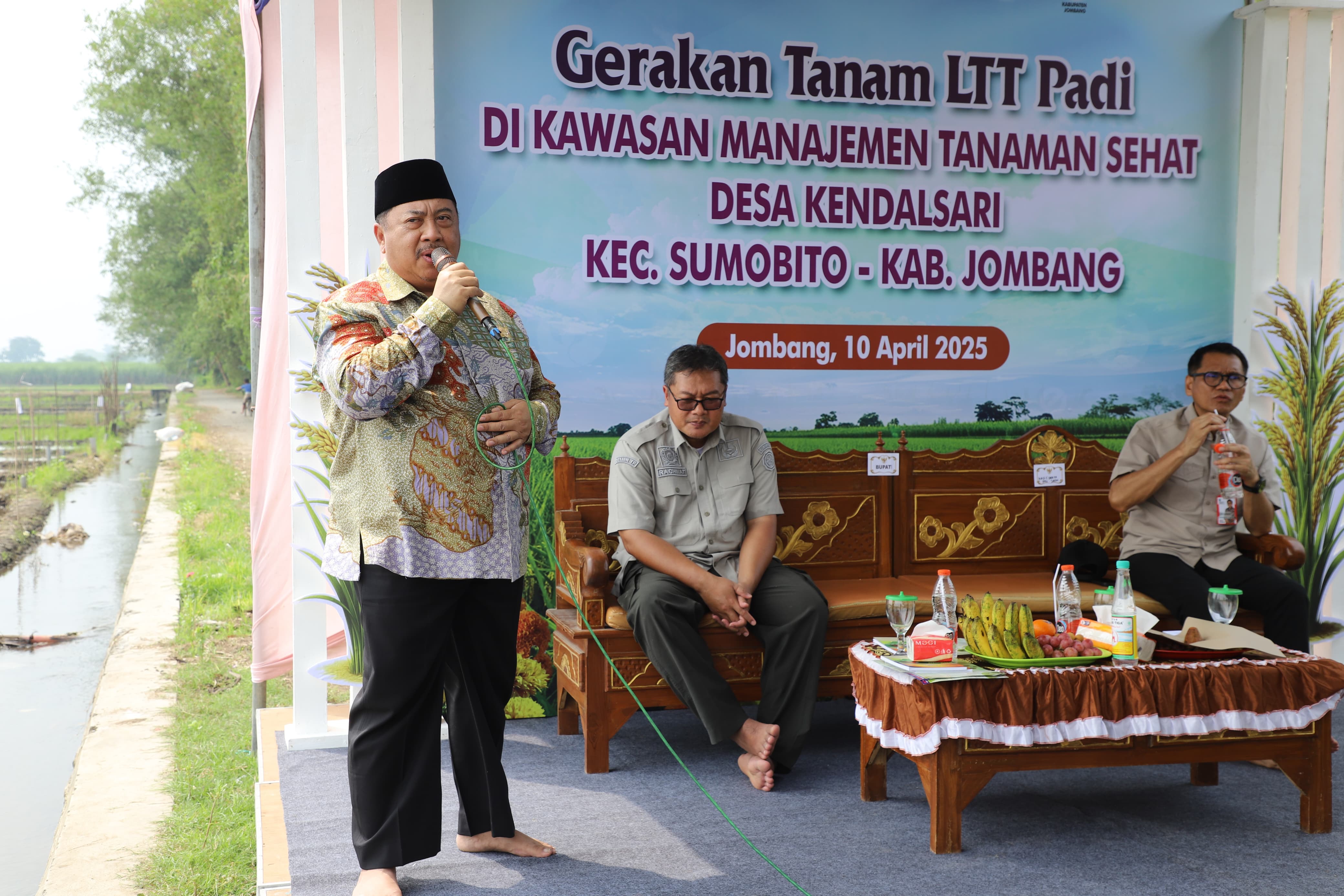 Bupati Jombang Warsubi saat menbuka kegiatan Luas Tambah Tanam (LTT) padi tahun 2025 