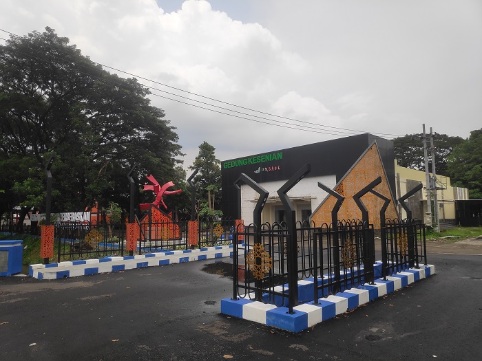 TUNTAS: Pembangunan jembatan Gedung Kesenian Jombang yang dikerjakan Bidang Tata Bangunan dan Bina Konstruksi Dinas PUPR Jombang  