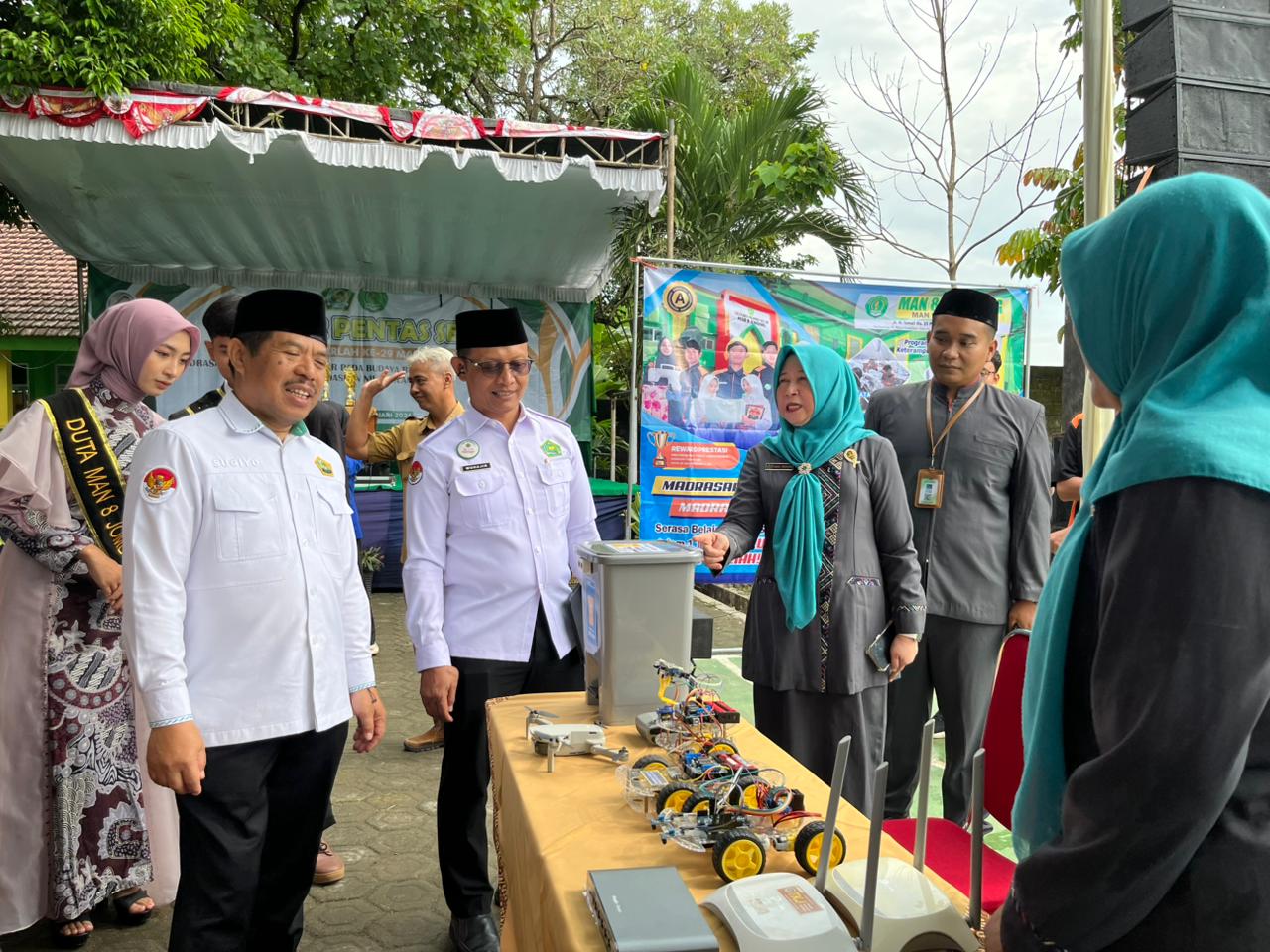 7.	KREATIF: Kepala Bidang Pendidikan Madrasah Kanwil Kemenag Jawa Timur, Dr Sugiyo, Kepala Kantor Kemenag Jombang, Dr Muhajir, dan Kepala MAN 8 Jombang, Farida Priyatna MM, meninjau stan keterampilan 