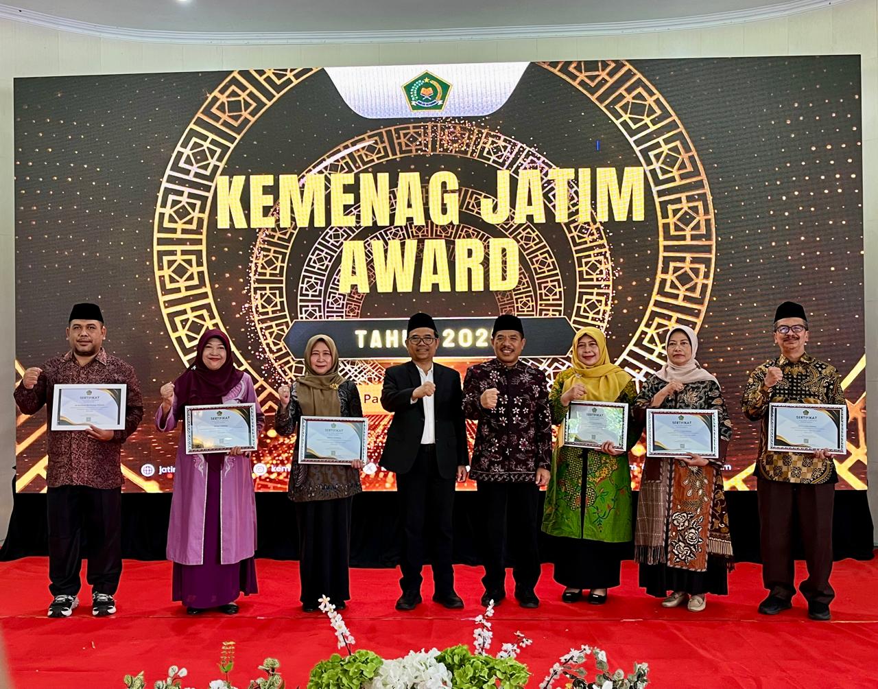 BERPRESTASI: Kepala MAN 8 Jombang, Farida Priyatna MM, membawa piagam penghargaan MA Plus Keterampilan Inovatif Jawa Timur 2026
