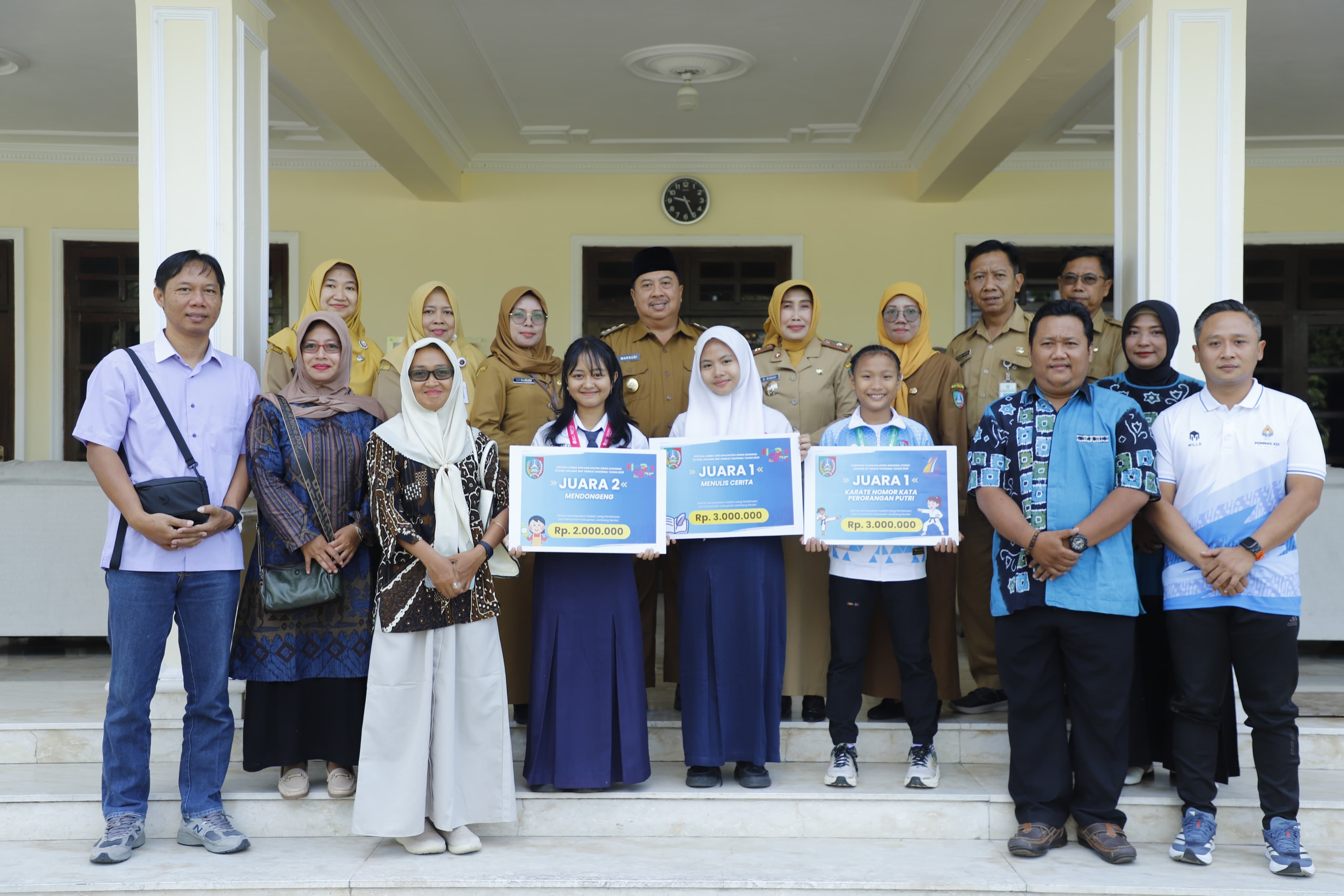 Bupati Jombang Warsubi bersama seluruh siswa penerima beasiswa S1 2025