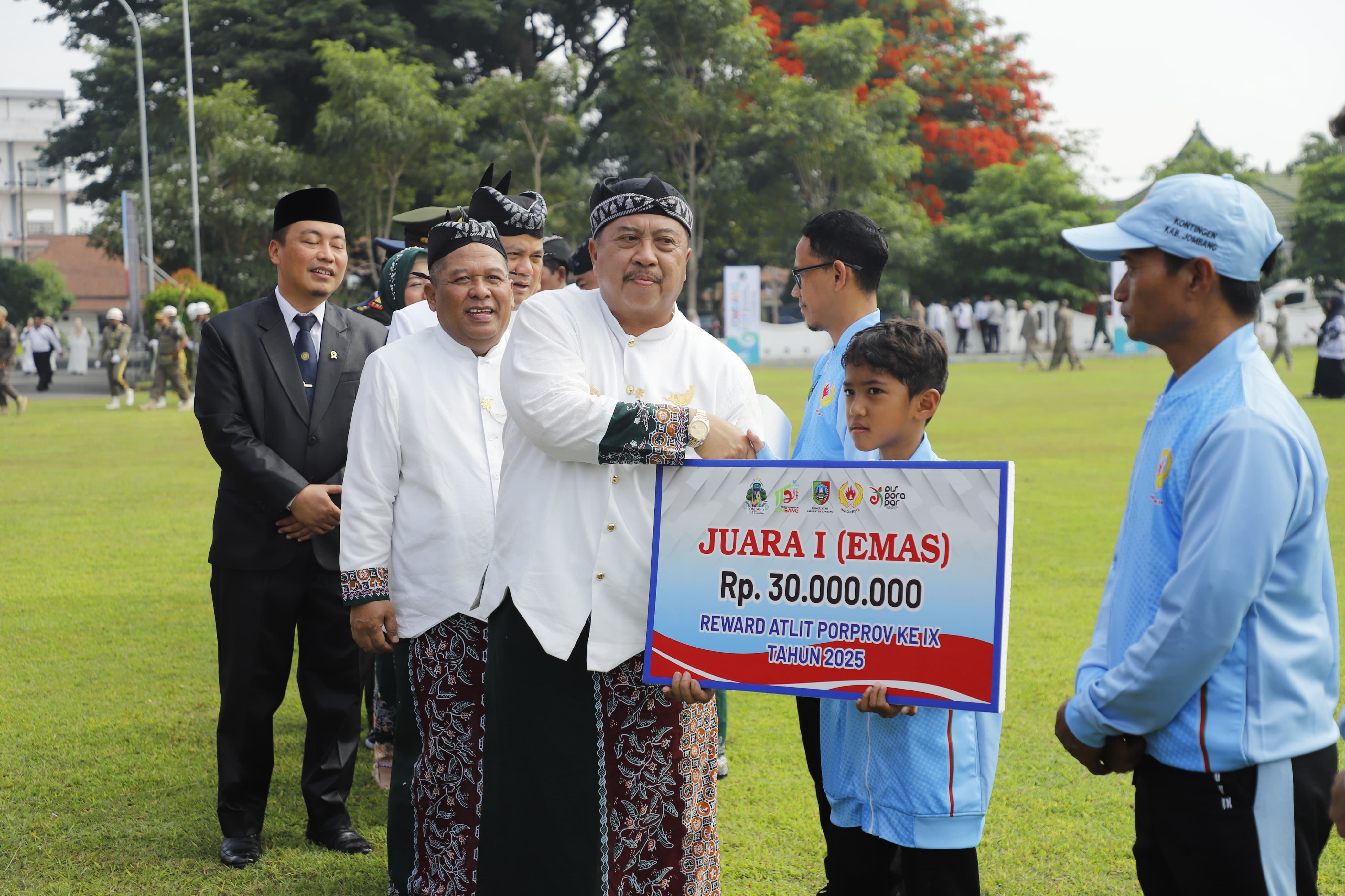 4.	Penyerahan penghargaan pada atlet diberikan pada upacara peringatan Hari Jadi ke-115 Pemkab Jombang, Hari Jadi ke-80 Pemerintah Provinsi Jawa Timur, dan Hari Santri tahun 2025, di lapangan Pemkab
