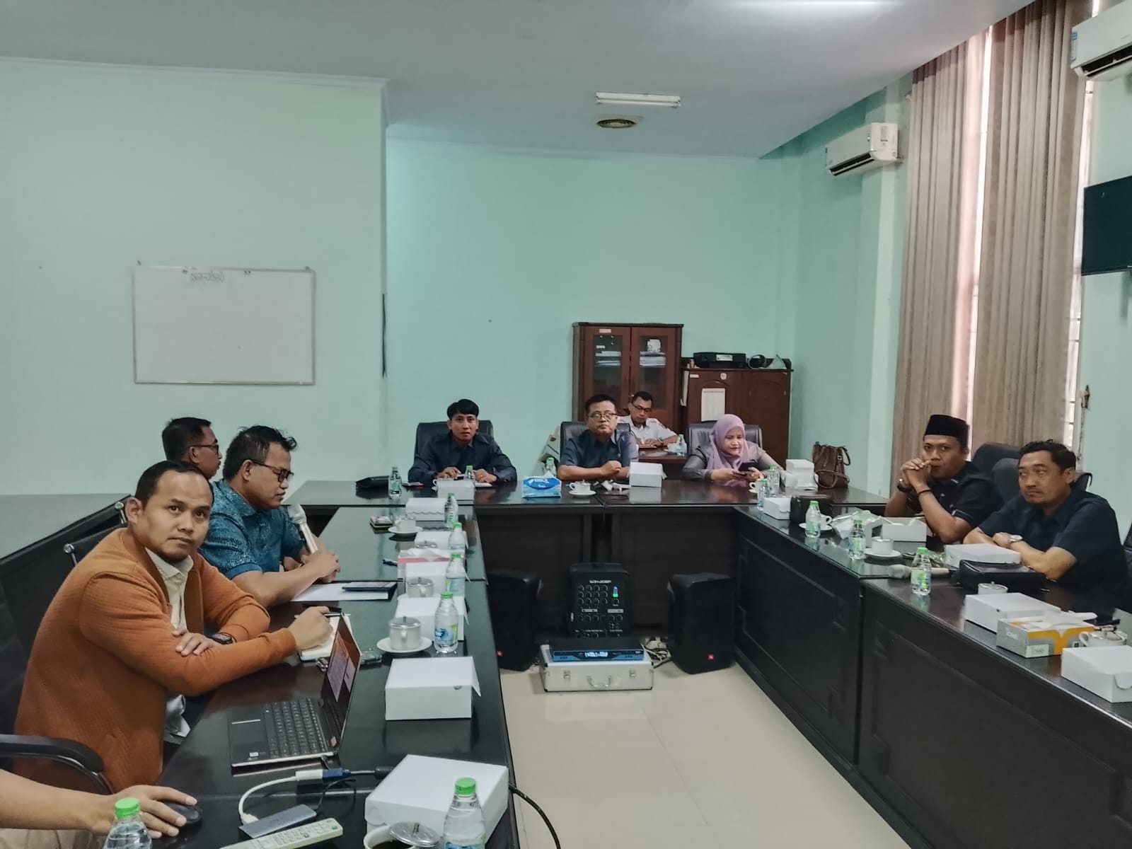   SERIUS: Komisi B mengajak RDP Bank Jombang kemarin.  &nbsp;  