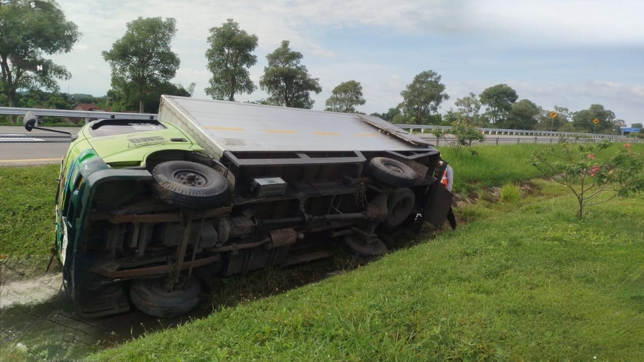 Kecelakaan lalu lintas tunggal terjadi di ruas Tol Jombang&ndash;Mojokerto KM 672+400 A, Jumat (20/2) pagi.
