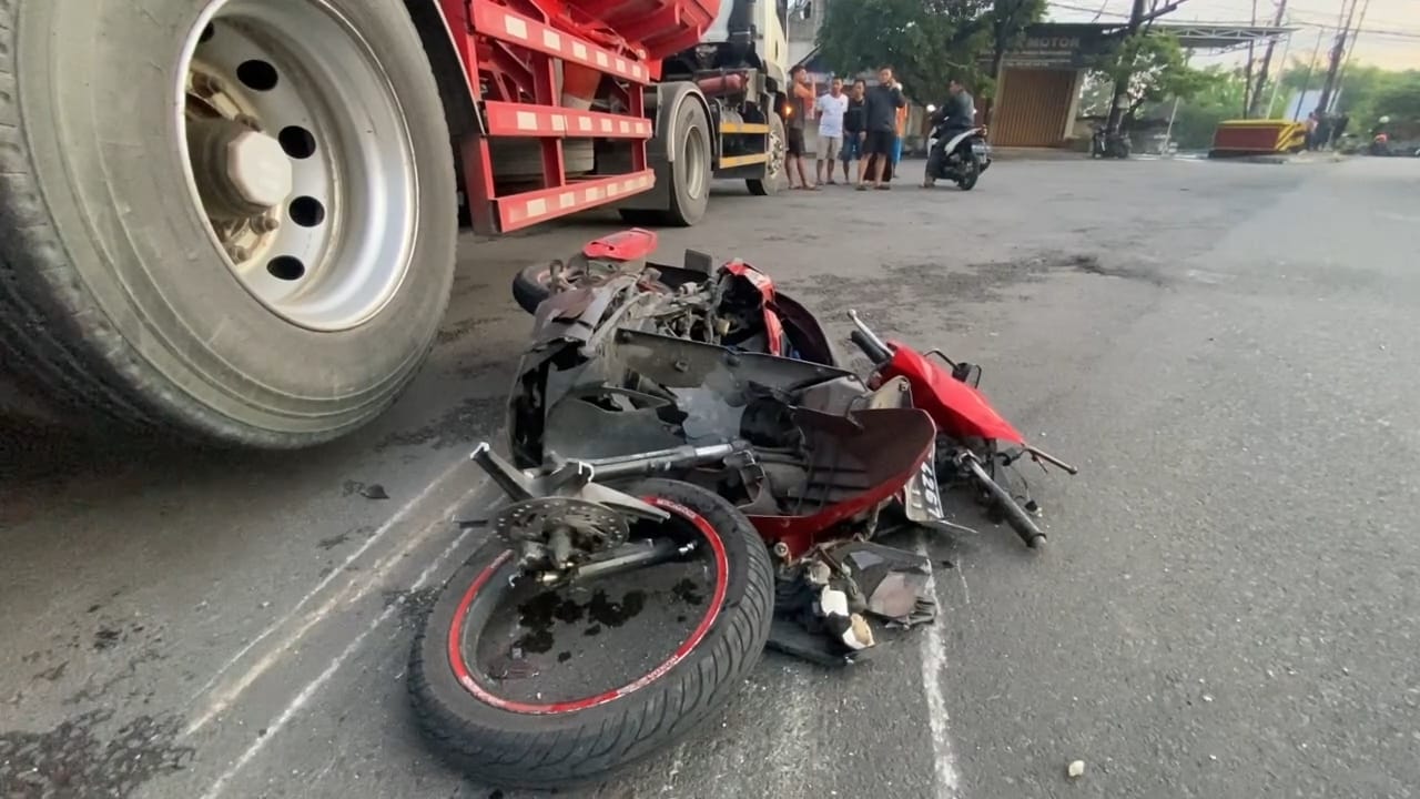 Kecelakaan maut melibatkan truk tangki dan sepeda motor terjadi di kawasan Embong Miring Desa Denanyar, Kecamatan Jombang, Kabupaten Jombang, Jumat (20/2) pagi.