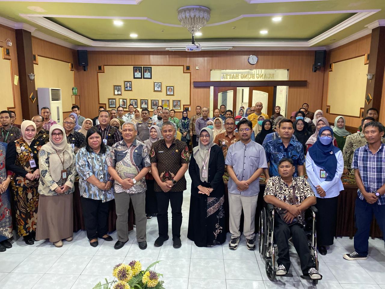 KOMPAK: Direktur RSUD Jombang dr Pudji Umbaran MKP bersama peserta FKP, kemarin (20/2).