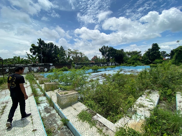   RUSAK BERAT: Kondisi kolam renang dewasa di Tirta Wisata Jombang memprihatinkan, (17/2). 