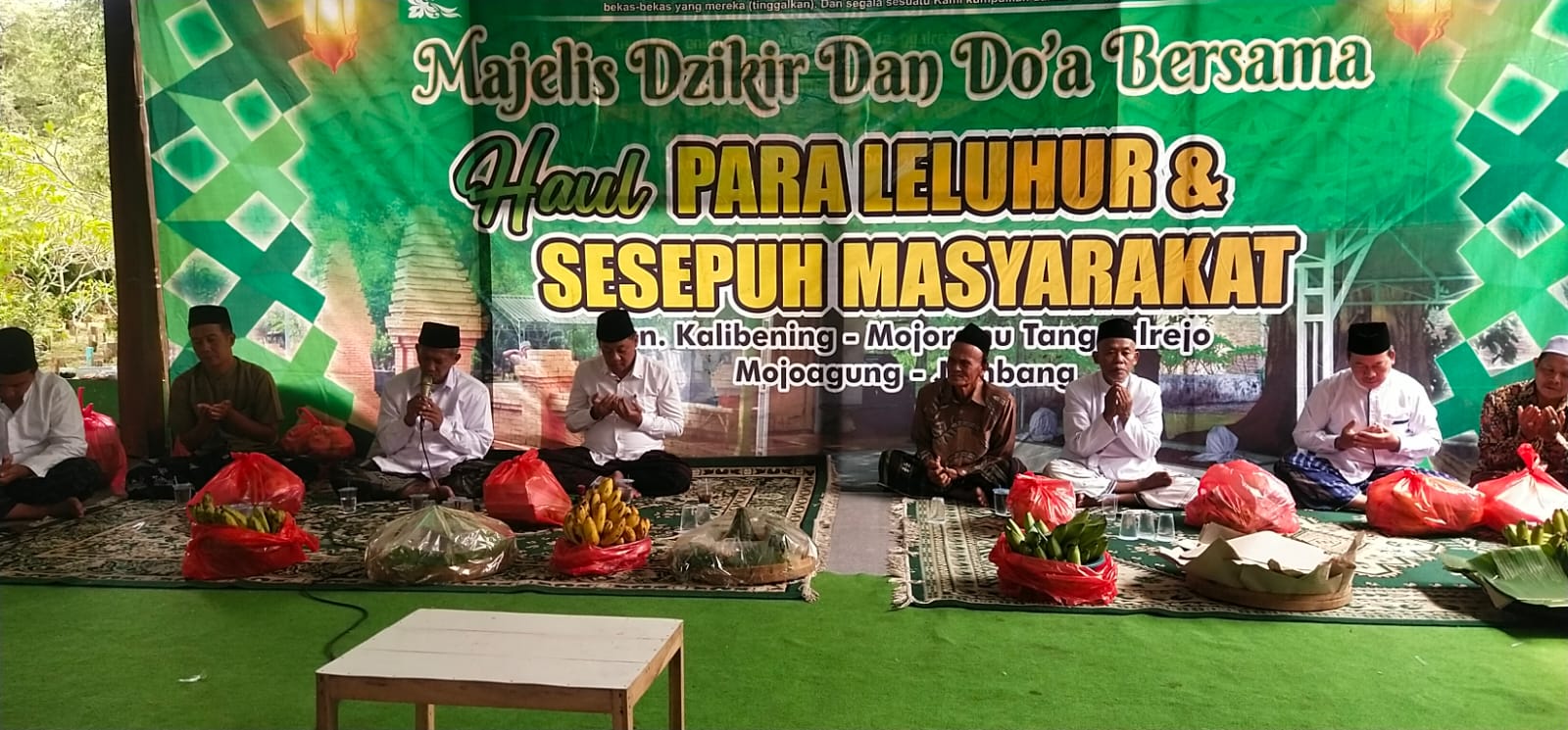  KOMITMEN MENJAGA TRADISI: Kepala Desa Tanggalrejo Dimas Wahyu Ramadhana saat menghadiri puncak acara haul, Jumat (13/2).  &nbsp;