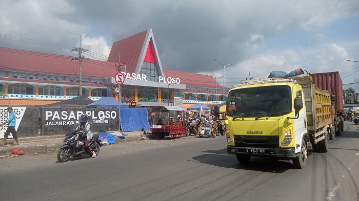   &nbsp;  RAMAI: Pasar Ploso bagian depan ramai aktivitas jual beli.  &nbsp;