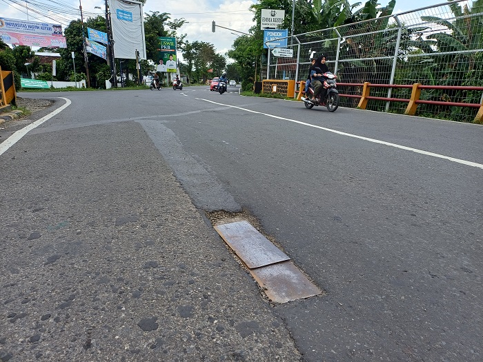 Kondisi Jembatan Diwek, penghubung jalur provinsi Jombang&ndash;Kediri, kembali dikeluhkan pengguna jalan