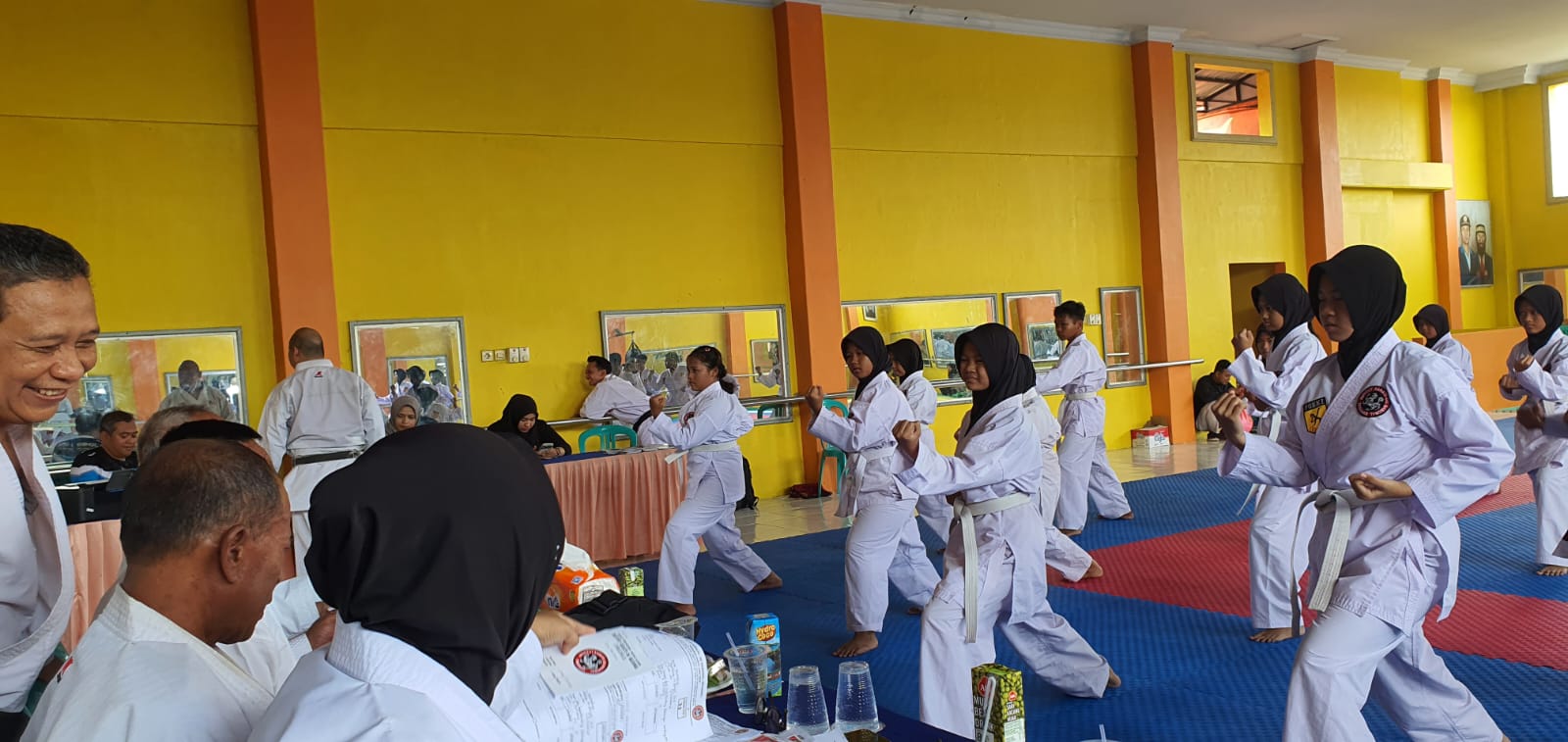 TANGKIS: Karateka saat mengikuti ujian kenaikan tingkat di Dojo Mahameru Jombang, (25/1).  &nbsp;