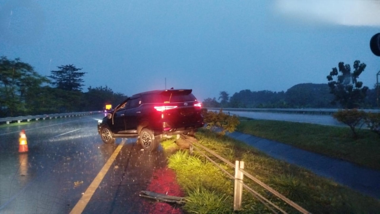 Fortuner yang mengalami kecelakaan di Tol Jombang Mojokerto Sabtu (21/2) petang