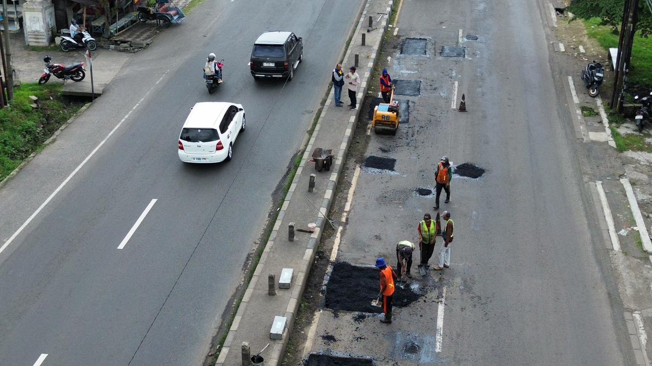 Perbaikan jalan nasional dengan sistem tambal sulam masih jadi andalan Kementrian PU untuk menambal lubang jalan nasional di Jombang