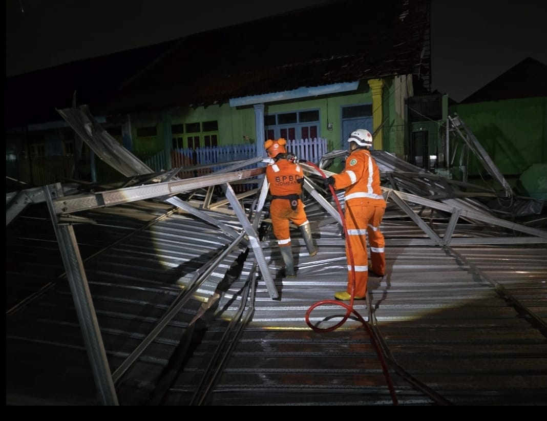 Kondisi musala di salah satu MI di Kepuhkembeng, Peterongan Jombang ambruk diterjang hujan dan angin kencang Sabtu (21/2) petang