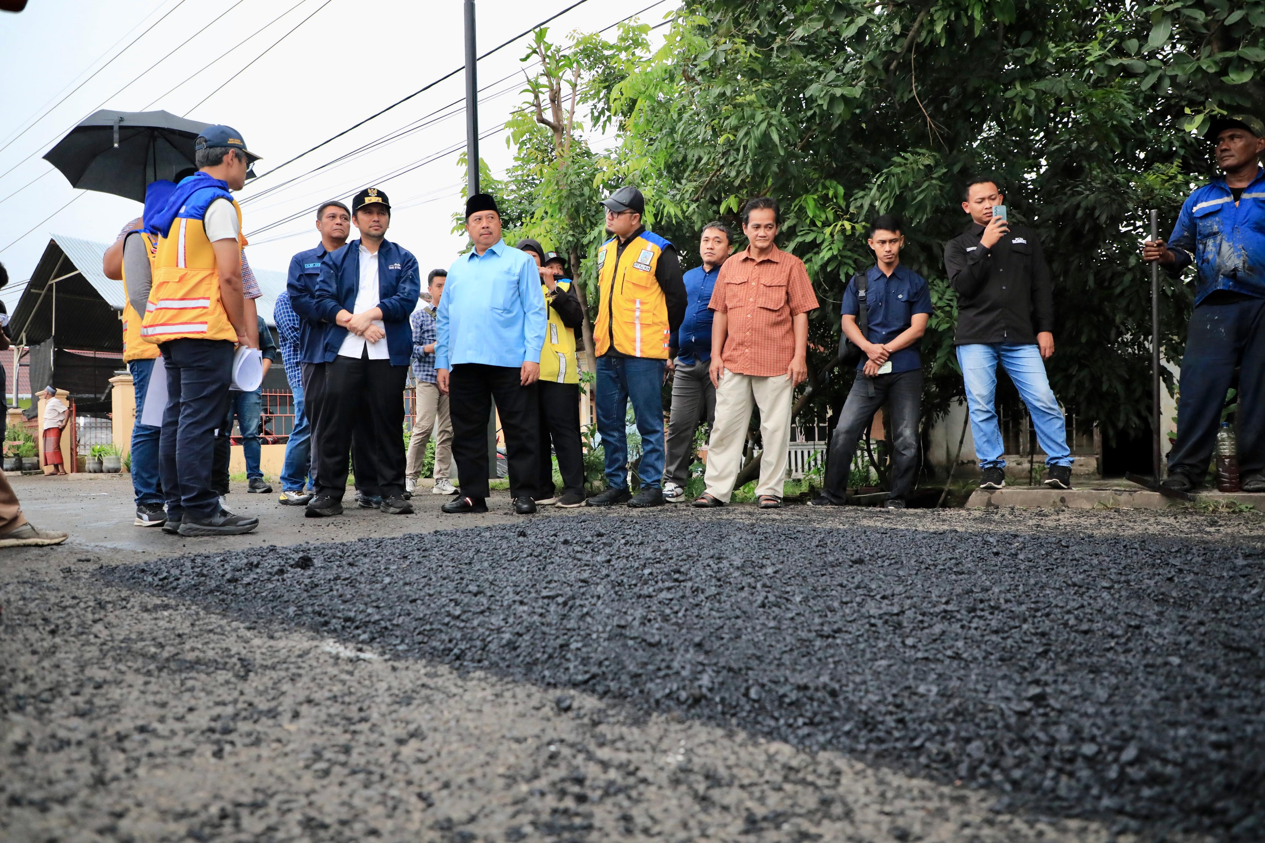 Wakil Gubernur Jawa Timur Emil Dardak turun langsung meninjau kondisi jalan rusak di sisi timur Flyover Jombang, Minggu (22/2).