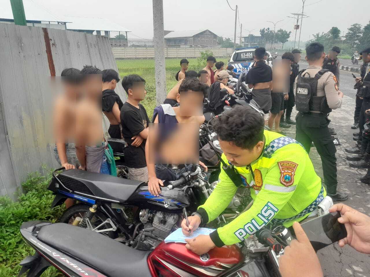  DIAMANKAN: Polisi melakukan razia gabungan balap liar di Jalan Raya Bypass Mojoagung, Minggu (22/2) pagi. 