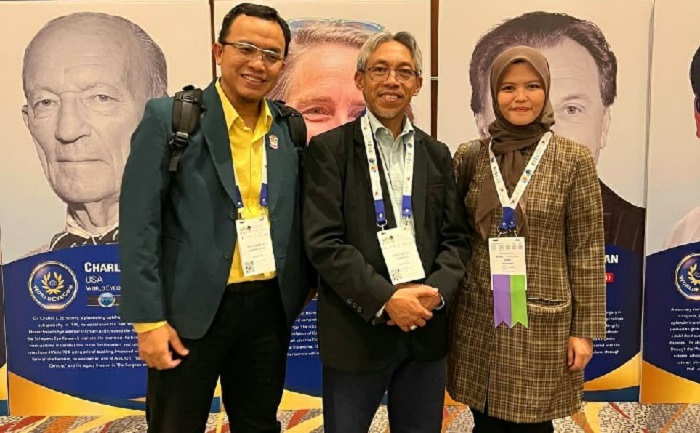 dr Mochammad Sjarifudhin SpM (kiri) bersama rekan-rekannya.