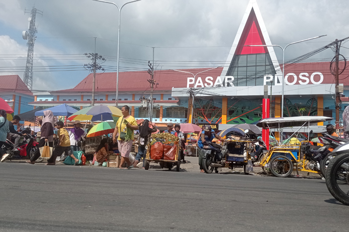  MENUMPUK: Kondisi Pasar Ploso yang baru saja direhab ramai aktivitas jual-beli, (18/2).