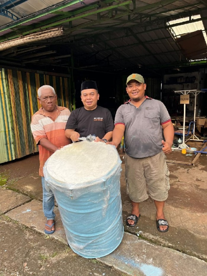 Wakil Ketua DPRD Jombang, HM Syarif Hidayatullah ST MMT (Gus Sentot), saat membeli jidor dari UMKM di Dusun Slombok, Desa Plemahan, Kecamatan Sumobito.