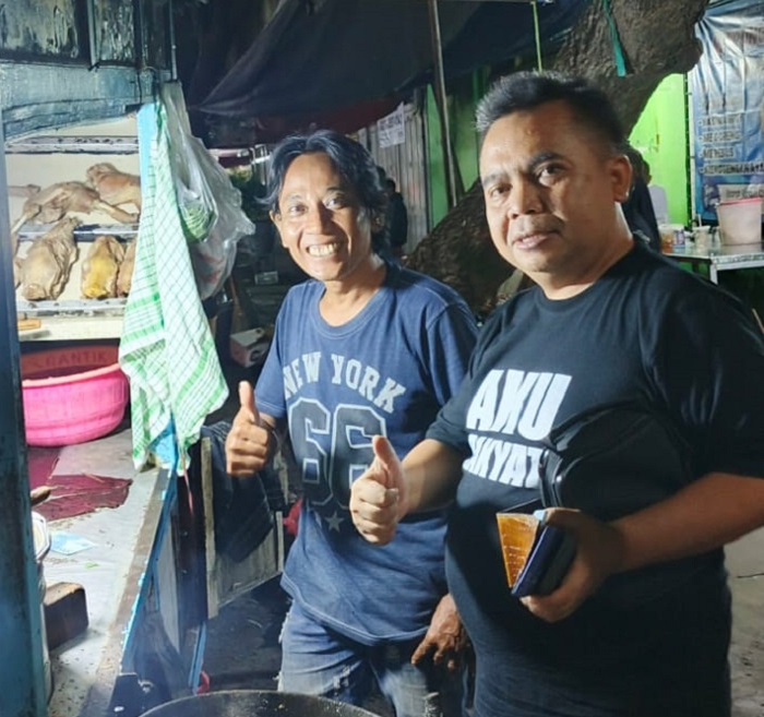 TELADAN: Wakil Ketua DPRD Jombang, HM Syarif Hidayatullah ST MMT (Gus Sentot), bersama penjual nasi goreng di depan SDN barat ringin contong, Jombang.&nbsp;  &nbsp;