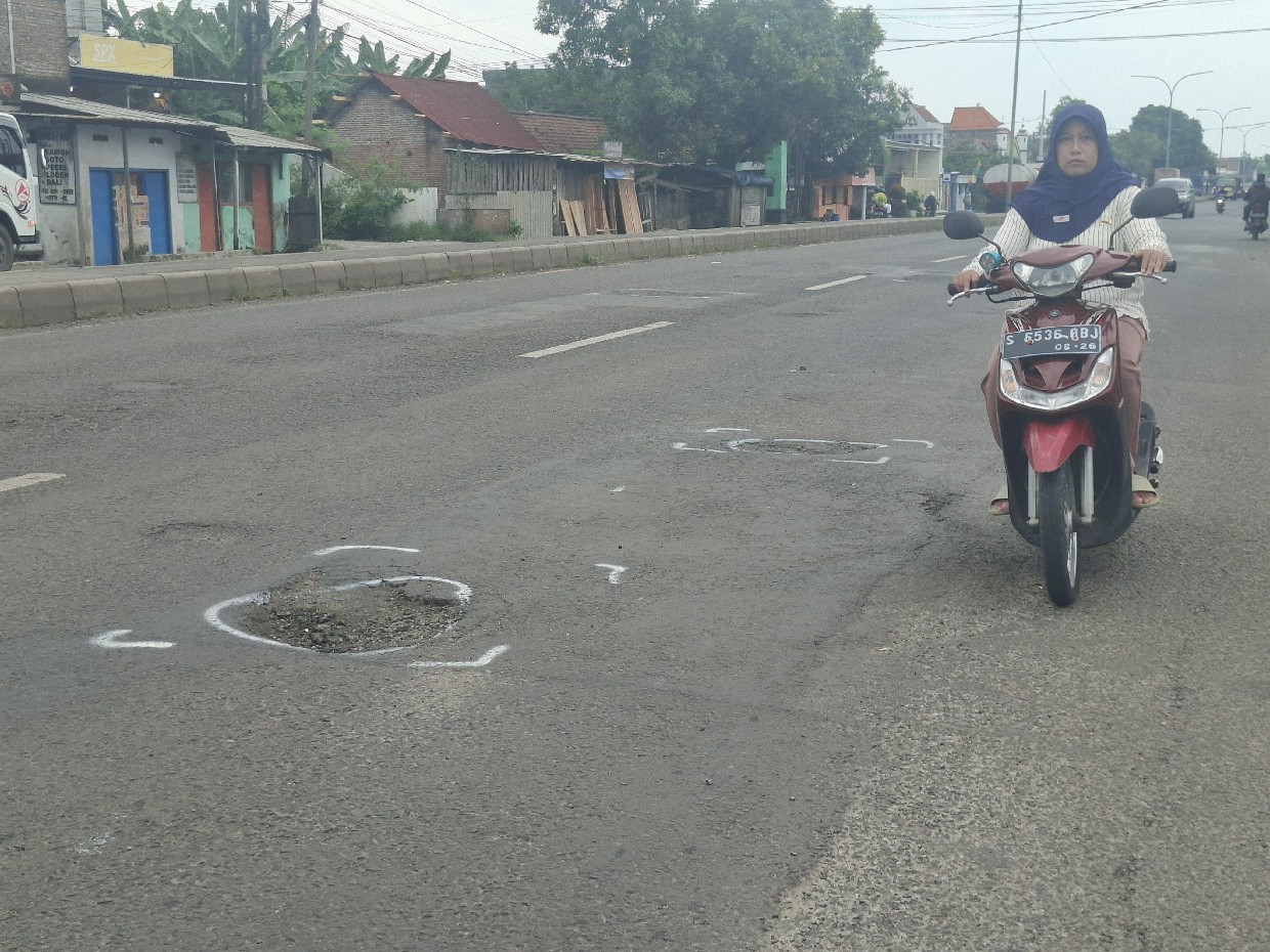 Kondisi lubang menganga di Jalan Nasional Desa Plosokerep, Kecamatan Sumobito Jombang