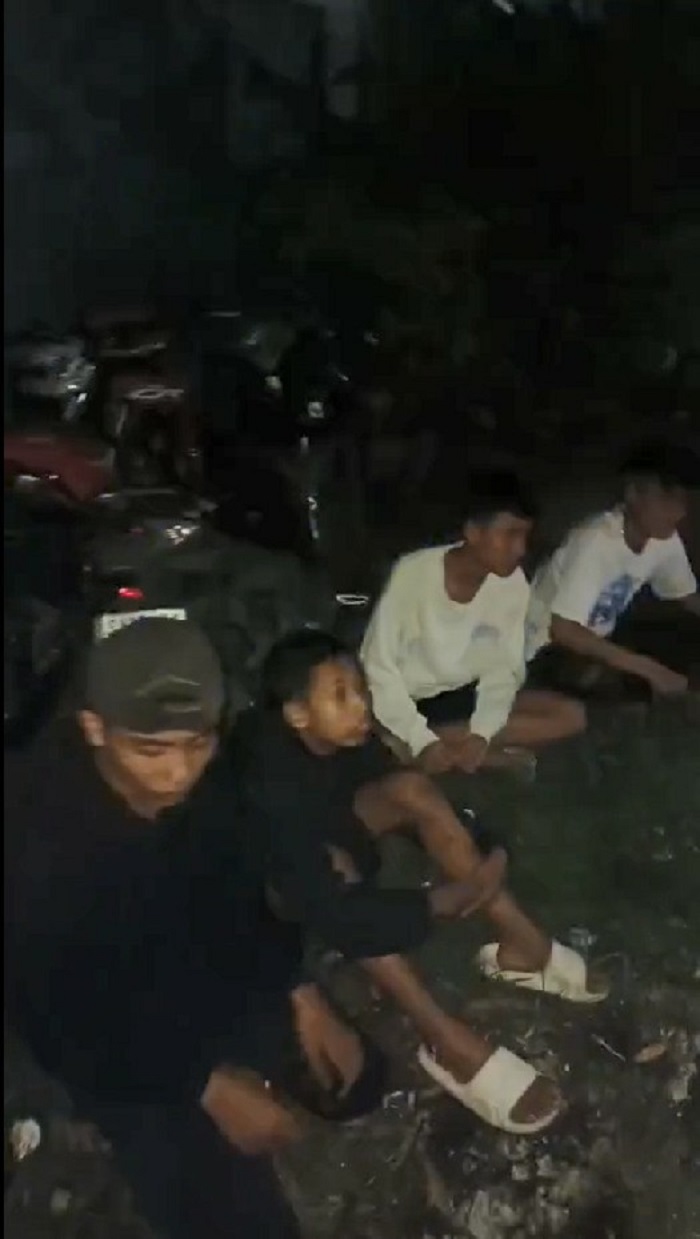 Sejumlah remaja ini hanya bisa tertunduk saat diciduk polisi saat hendak tawuran dan perang sarung