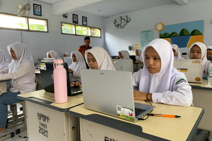 FOKUS: Siswa MAN 3 Jombang saat mengikuti tryout TKA, (11/2).