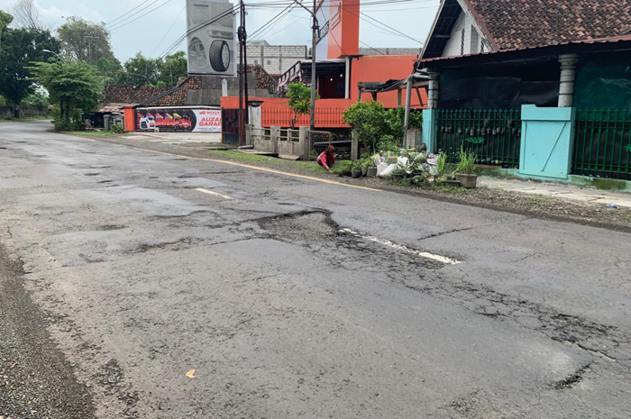 Pengguna jalan yang melintas di Jalan Basuki Rahmad diminta ekstra hati-hati. Pasalnya, di sejumlah titik ruas jalur arteri tersebut terdapat lubang jalan yang menganga dan cukup dalam