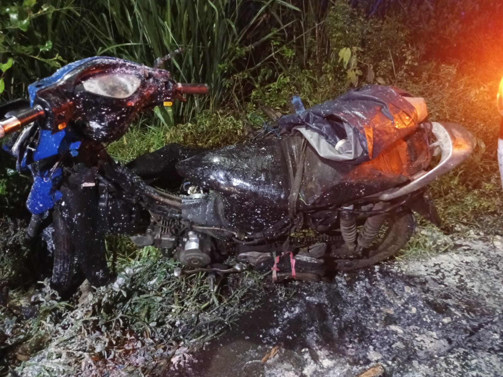  Kecelakaan lalu lintas melibatkan tiga sepeda motor terjadi di Jalan Desa Mlaras, Kecamatan Sumobito, Kabupaten Jombang, Senin (23/2) dini hari.