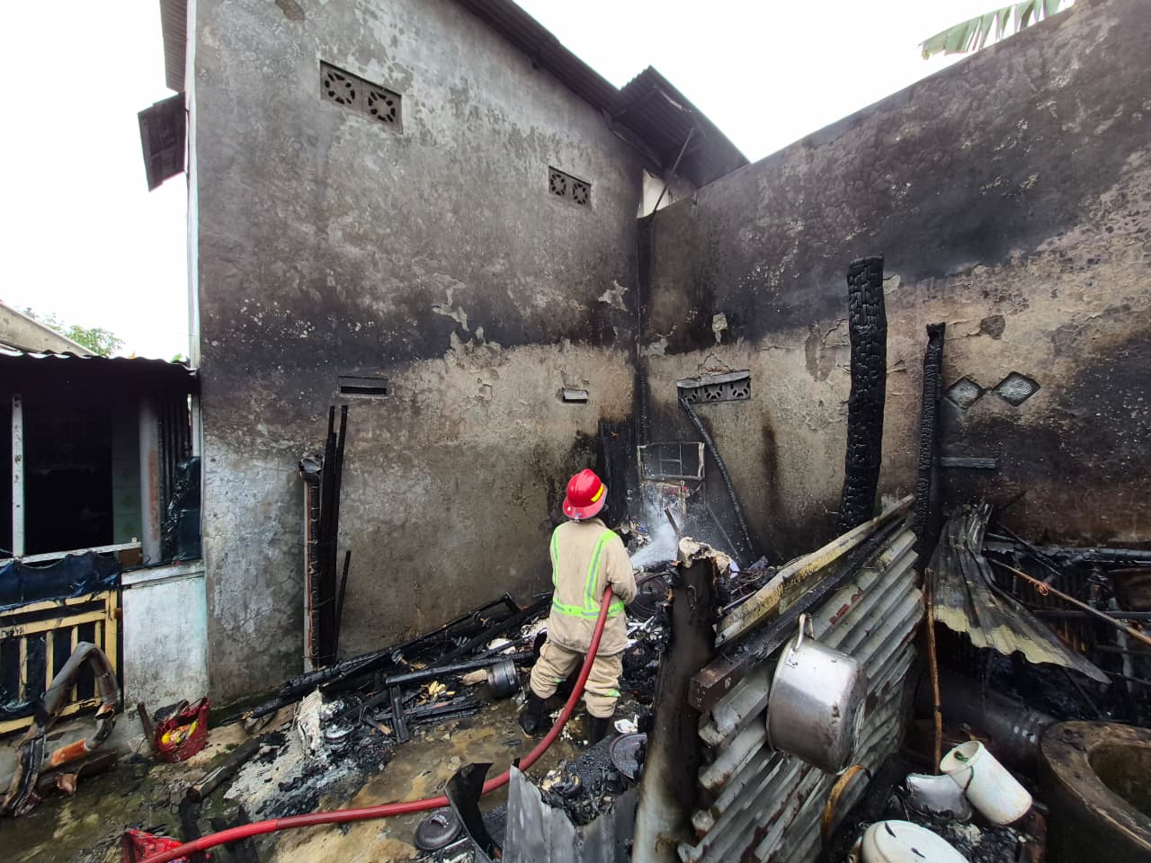   &nbsp;  EVAKUASI: Petugas BPBD Jombang melakukan pemadaman api di Dusun Gongseng, Kecamatan Megaluh yang terbakar pada kemarin (22/2)  &nbsp;  &nbsp;