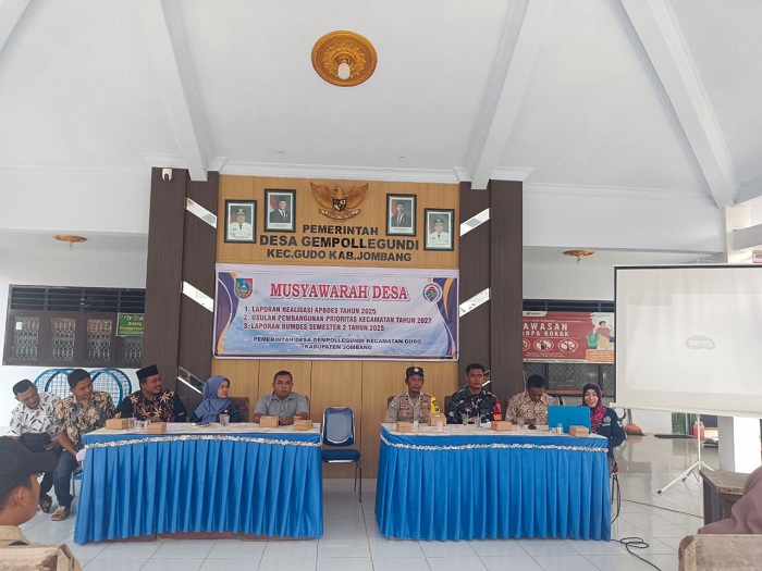  BENTUK KOMITMEN KEPADA MASYARAKAT: Kepala Desa Gempollegundi Sagiyan Taruna Alip saat musdes bersama masyarakat di pendopo kantor desa, Kamis (29/1) siang.