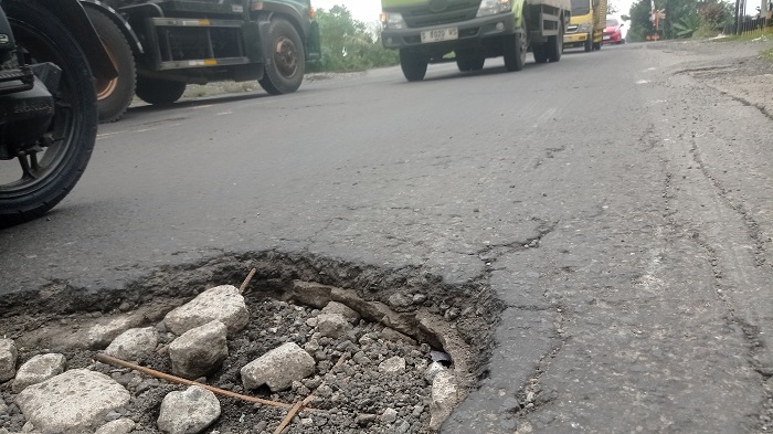   &nbsp;  RUSAK: Kondisi jembatan jalan nasional di Plosorejo berlubang hingga rangka besi terlihat jelas.  &nbsp;