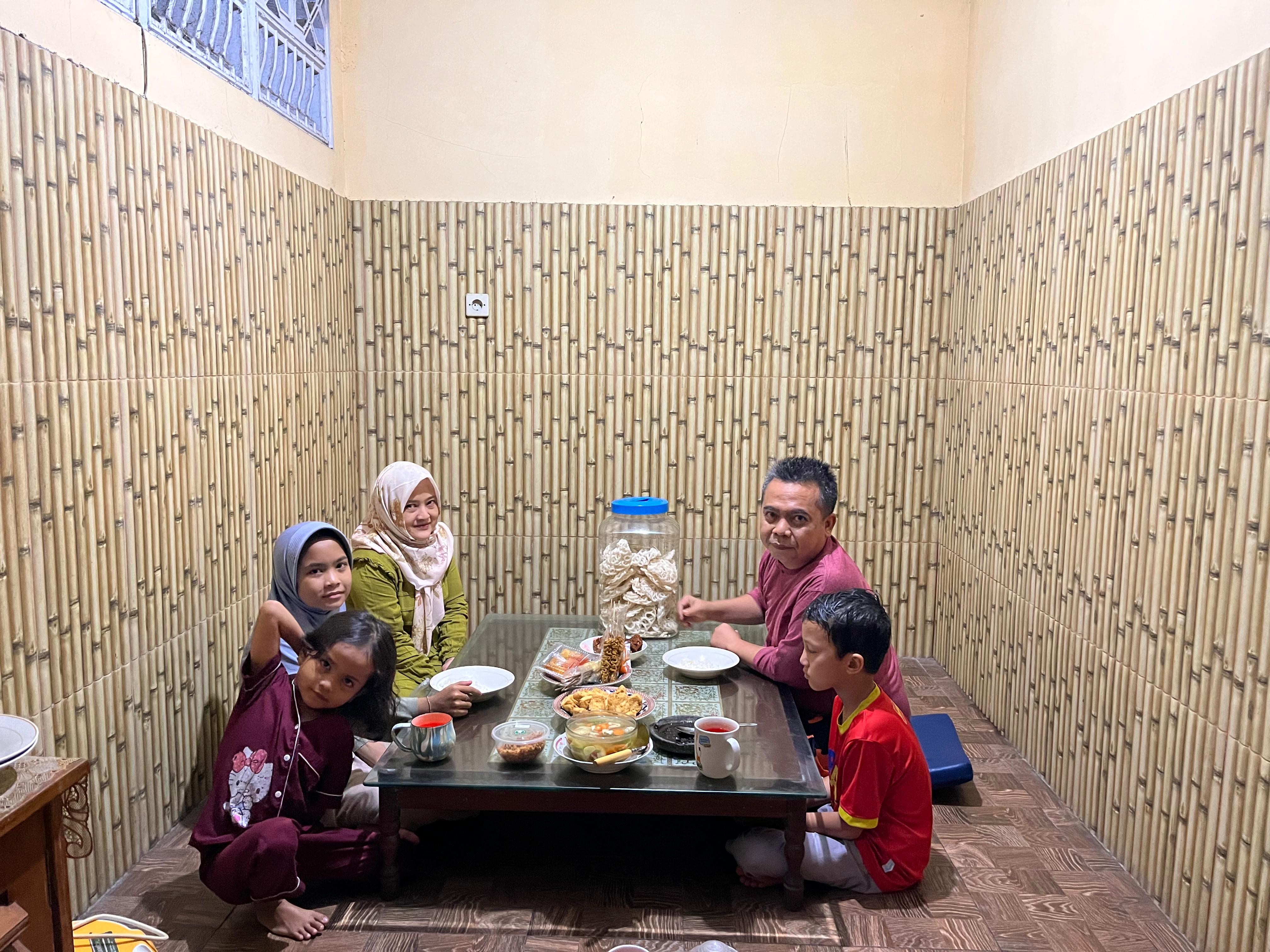 TELADAN: Wakil Ketua DPRD Jombang, HM Syarif Hidayatullah ST MMT (Gus Sentot), saat buka bersama keluarga.&nbsp;  &nbsp;