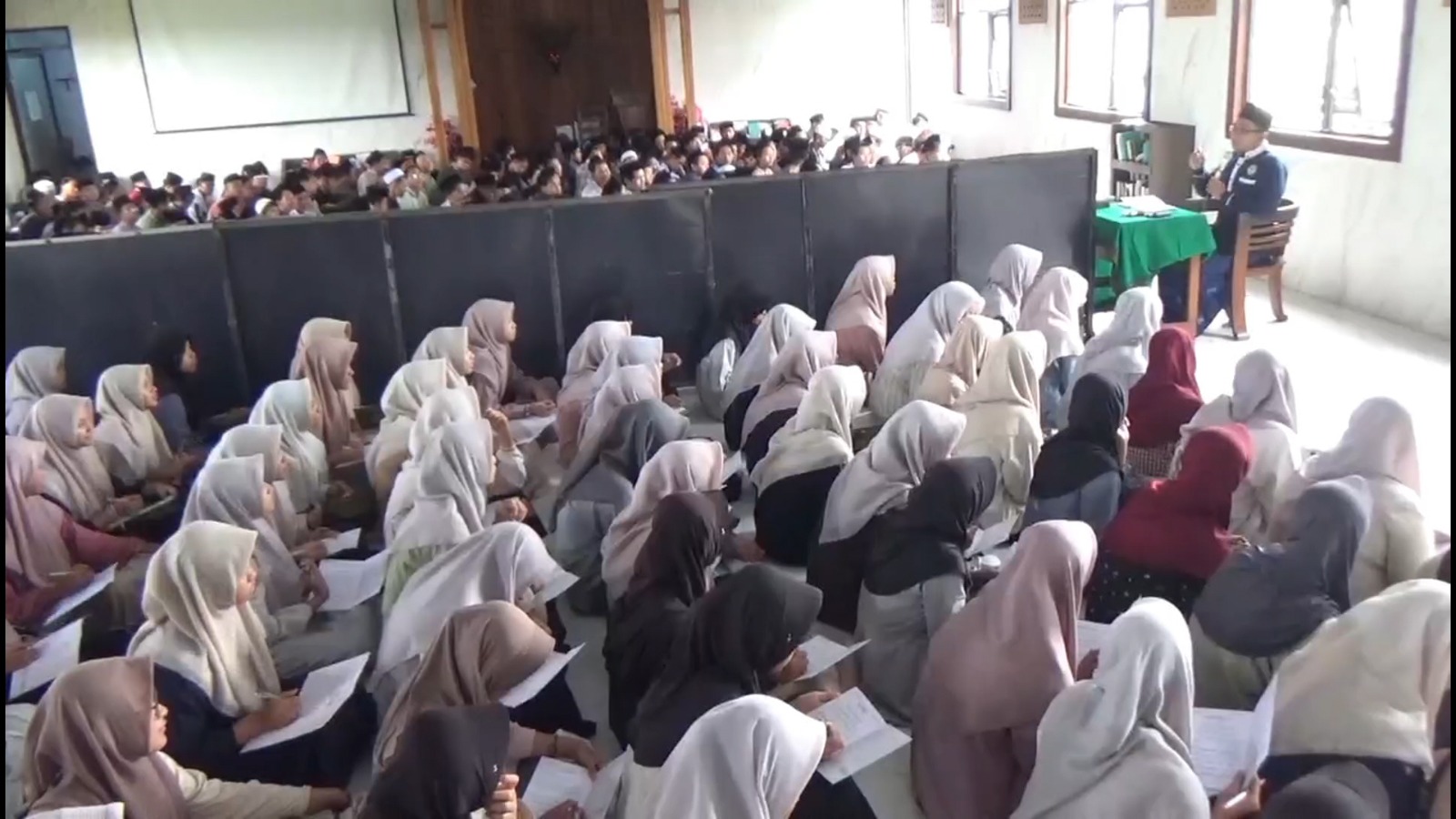 Suasana sore di Pondok Pesantren Al Aqobah 4, Desa Kwaron, Kecamatan Diwek, terasa berbeda saat Ramadan