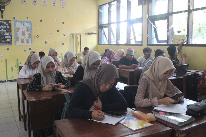 SEMANGAT: Kegiatan pembelajaran di SMAN Bandarkedungmulyo berlangsung kondusif.    